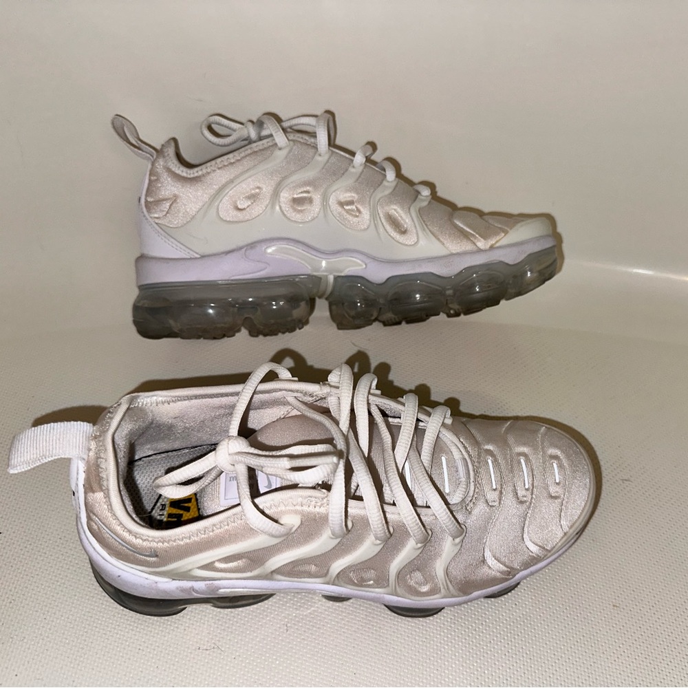 White pure vapor max (rose gold sheen)